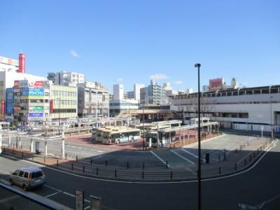 鶴見駅東口駅前広場の写真