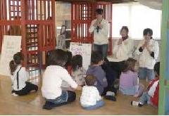山下公園のコンビニエンスストアで子育て支援活動