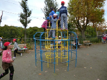 高い所から、景観を写真におさめようとする子どもたちの様子