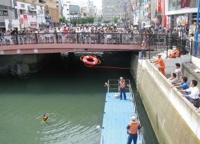 水難救助訓練の写真