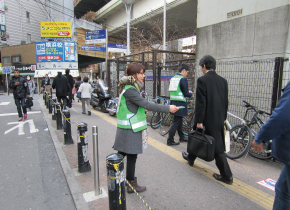 放置自転車対策啓発活動の写真