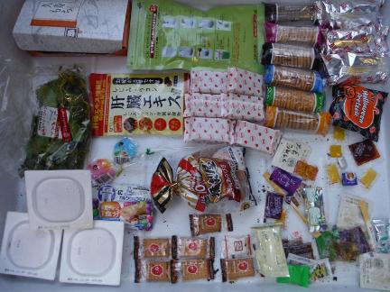 手つかず食品の写真。納豆、菓子など。