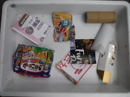 燃やすごみに混入されていた古紙の写真。お菓子の空き箱やトイレットペーパーの芯など。