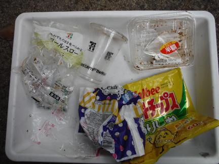 燃やすごみに混入されていた食品などのプラスチック製容器の写真