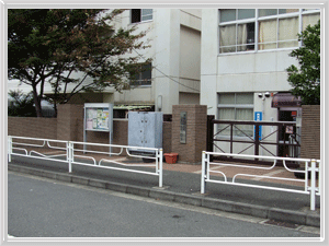 浦島ヶ丘中学校正門