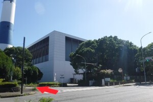 信号「都筑工場前」から事務所への入口