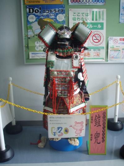 空き缶を使って作られた鎧が展示されています