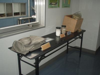 実際に焼却炉に使われている部品や薬品の一部が展示されています
