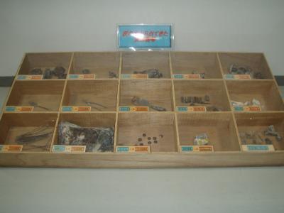 焼却灰の中から出てきた資源物が展示されています