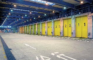 ごみ収集車がごみをごみピットに落とす場所