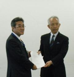 第５次住宅政策審議会の答申手交場面の写真