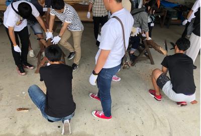間伐材を使用した杭作りの写真