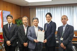 「ゼロカーボン市区町村協議会」を代表し、「令和7年度 国の施策及び予算に関する提言」を関係省庁に提出