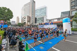 「横浜マラソン2024」で参加ランナーの皆さまを激励しました