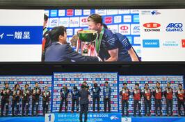 「日本カーリング選手権大会 横浜2025」の表彰式で表彰を行いました