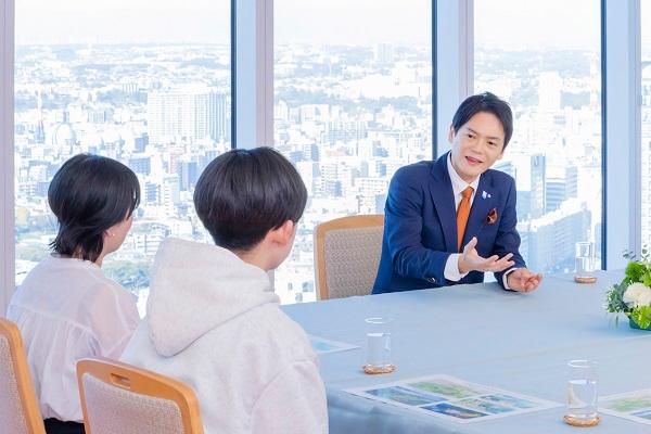 テーブルを囲んで話す宮本さん親子と市長