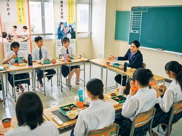 給食を食べる中学生たちと語り合う市長