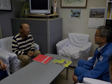 話し合う様子