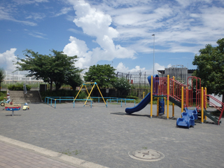 青砥公園の広場（滑り台）