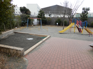白山町高倉公園の砂場と遊具