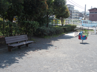 白山一丁目公園のベンチ