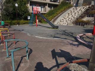 東本郷六丁目公園の滑り台