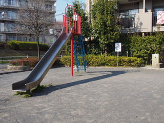 東本郷六丁目公園の滑り台（正面）