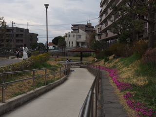 東本郷六丁目第二公園のスロープ