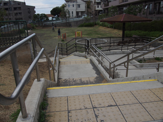 東本郷六丁目第二公園の階段