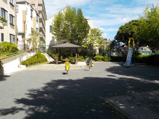 東本郷六丁目第三公園の遊具と広場