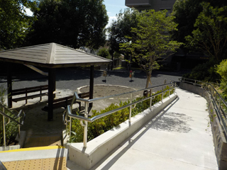 東本郷六丁目第三公園のスロープ