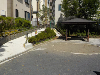 東本郷六丁目第三公園の砂場とスロープ