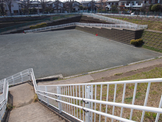 東本郷五丁目公園のスロープと広場
