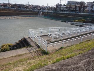 東本郷五丁目公園のスロープと広場2