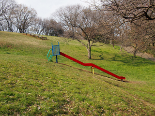 東本郷公園の滑り台