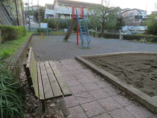 東本郷第四公園の滑り台
