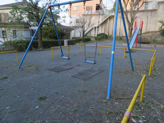 東本郷第四公園のブランコ