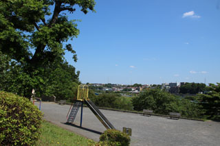 いぶき野第二公園の遊具と広場