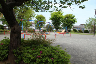 いぶき野第三公園のブランコと滑り台