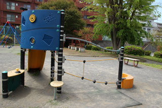 いぶき野第三公園の遊具付き滑り台