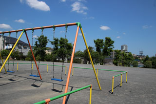 いぶき野第四公園のブランコと広場