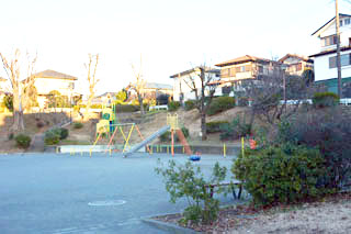 いぶき野第四公園の広場と遊具