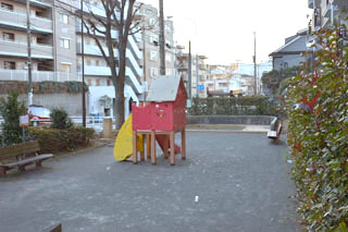 いぶき野第六公園の広場と滑り台