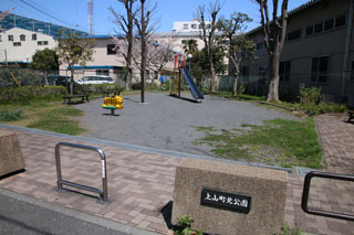 上山町北公園の出入口