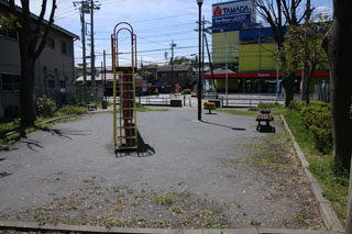 上山町北公園の広場と遊具3