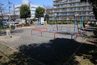 上山町北第二公園のブランコ