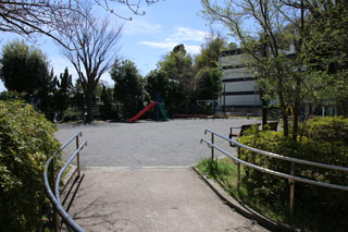 上山町北第二公園のスロープからの広場
