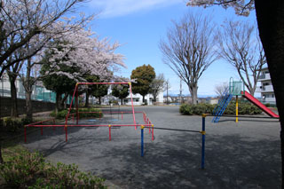 上山町南第二公園の遊具と広場