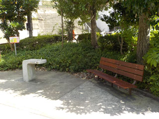 上山町中公園のベンチ