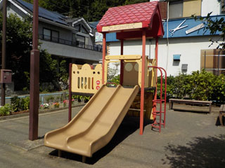 上山町谷公園の滑り台
